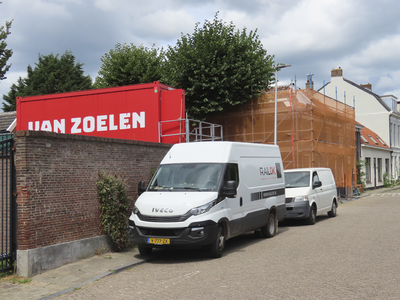 902547 Gezicht op de restauratie van het pand Hogenoord 8 te Utrecht.